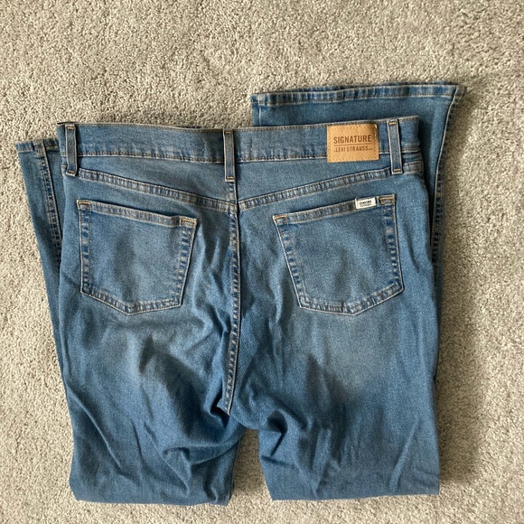 3/$10 SALE Signature Levi's Jeans High Rise Flares - Picture 4 of 4